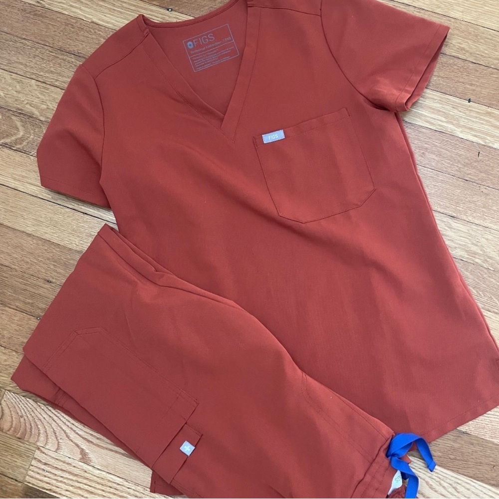 FIGS Scrubs Auburn xxs; Cataraina one pocket top, Yola skinny bottoms